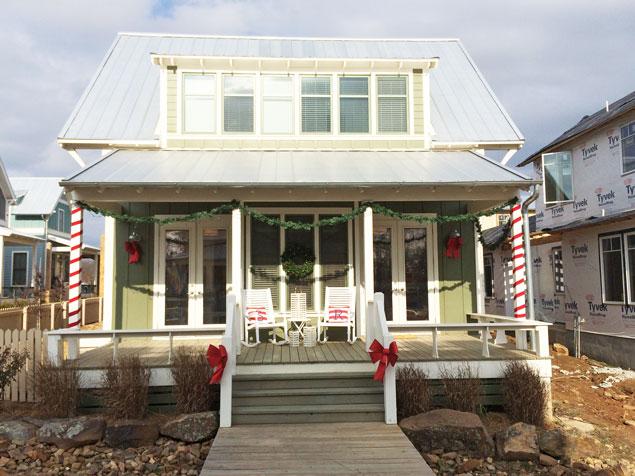 Carlton-Landing-House-decorated-for-Christmas